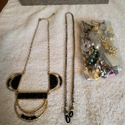 BAG OF BROKEN CRAFT JEWELRY, NECKLACE AND EYEGLASS CHAIN