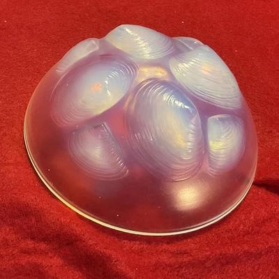 Sabino glass opalescent bowl with sea shell in floral design