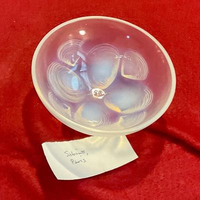 Sabino glass opalescent bowl with sea shell in floral design