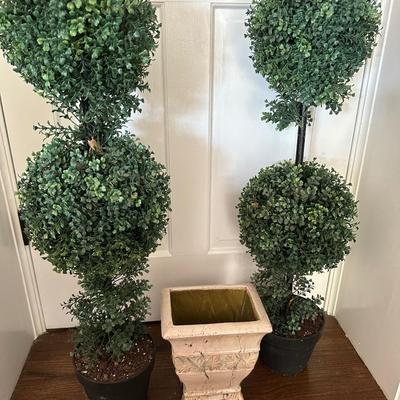 TOPIARIES & PLANTER