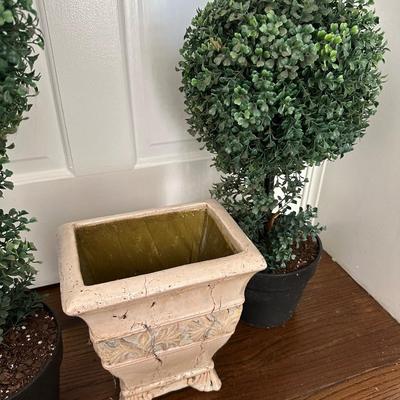 TOPIARIES & PLANTER