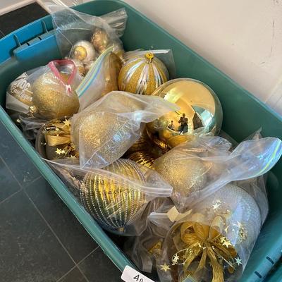 GOLD BALL CHRISTMAS DÉCOR