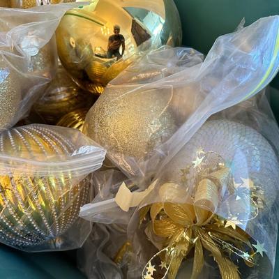 GOLD BALL CHRISTMAS DÉCOR