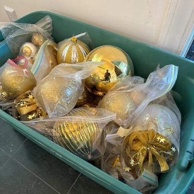 GOLD BALL CHRISTMAS DÉCOR