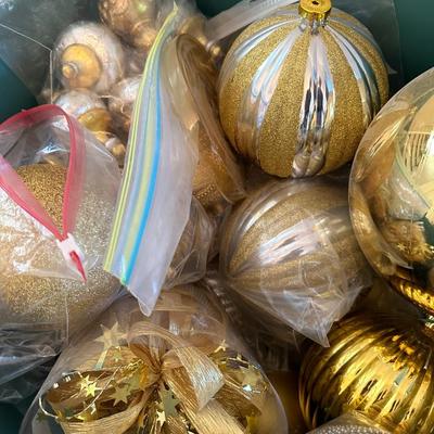 GOLD BALL CHRISTMAS DÉCOR