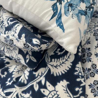 FULL-QUEEN COMFORTER SHAMS & PILLOWS