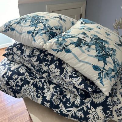 FULL-QUEEN COMFORTER SHAMS & PILLOWS
