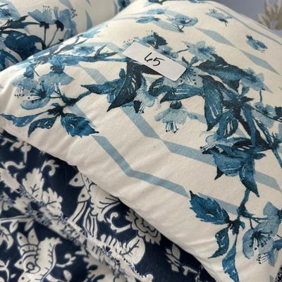 FULL-QUEEN COMFORTER SHAMS & PILLOWS