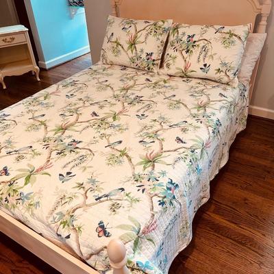 PINK FULL SIZE VINTAGE BED WITH BEDDING
