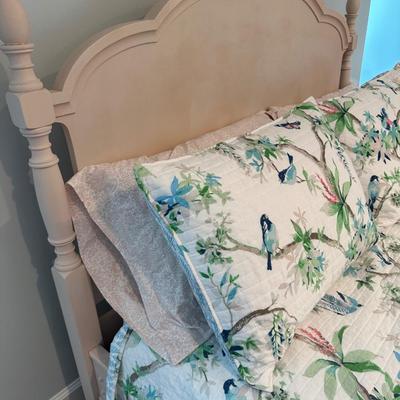 PINK FULL SIZE VINTAGE BED WITH BEDDING