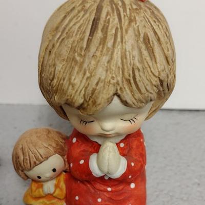 Mirrored Shelves and Praying Children Figures