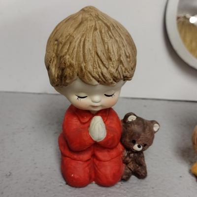 Mirrored Shelves and Praying Children Figures