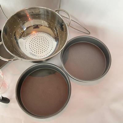805 Baking Pan with Colander
