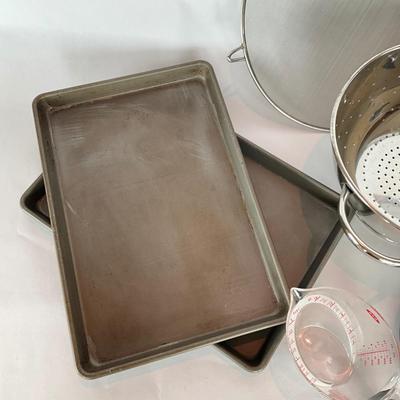 805 Baking Pan with Colander