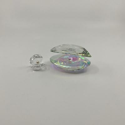 814 Oleg Cassini with Pearl Crystal Clam Shell