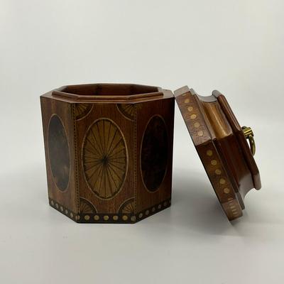 732 Decorative Inlaid Wooden Box With Large Hyde Park Ashtray