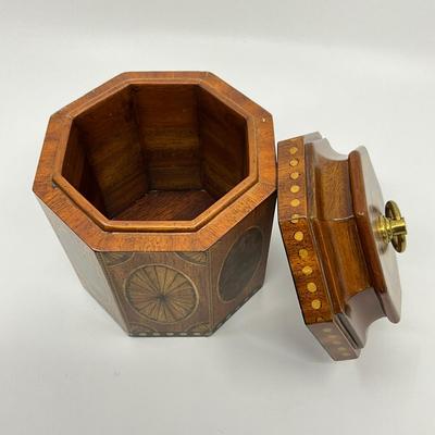 732 Decorative Inlaid Wooden Box With Large Hyde Park Ashtray