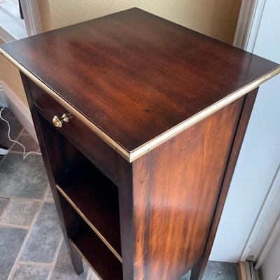 762 Mahogany Brass Trim Side Stand