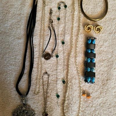 NICE VARIETY OF COSTUME JEWELRY