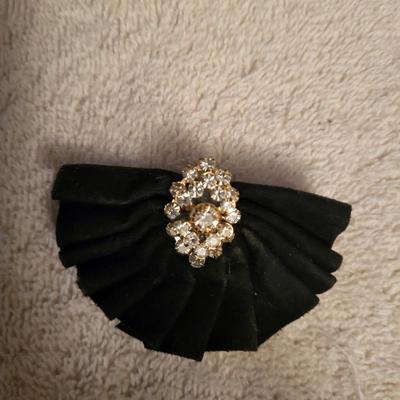 VARIETY OF BRACELETS AND A SHOE CLIP
