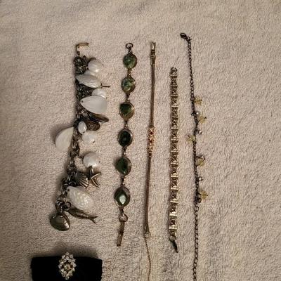 VARIETY OF BRACELETS AND A SHOE CLIP