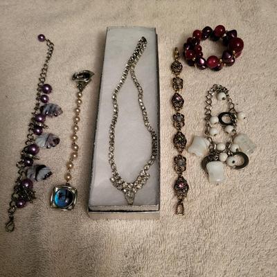 VINTAGE COSTUME JEWELRY, SOME SIGNED PIECES