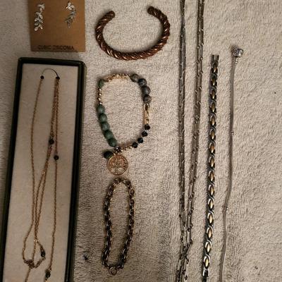 ASSORTMENT OF COSTUME JEWELRY