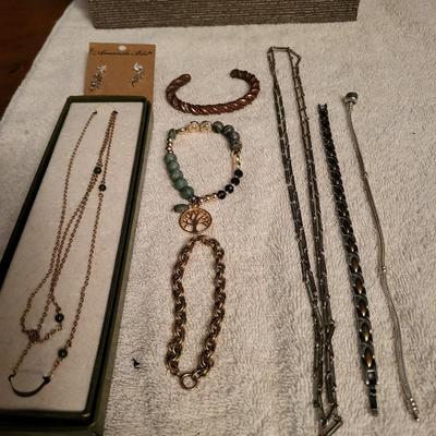 ASSORTMENT OF COSTUME JEWELRY