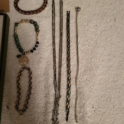 ASSORTMENT OF COSTUME JEWELRY