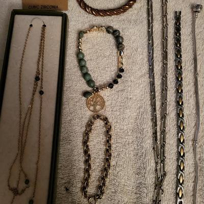 ASSORTMENT OF COSTUME JEWELRY