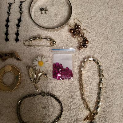 NICE VARIETY OF COSTUME JEWELRY