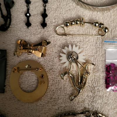 NICE VARIETY OF COSTUME JEWELRY