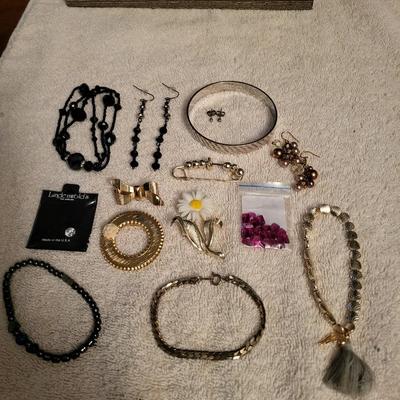 NICE VARIETY OF COSTUME JEWELRY
