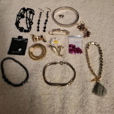 NICE VARIETY OF COSTUME JEWELRY