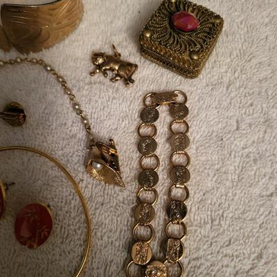 GOLD TONED JEWELRY, SOME PIECES ARE SIGNED