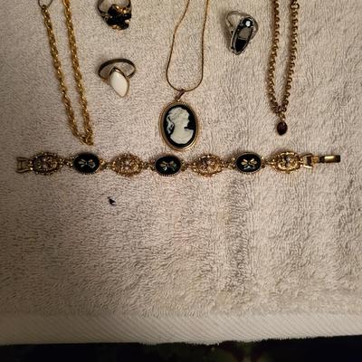 TRINKET BOX AND COSTUME JEWELRY, SOME SIGNED