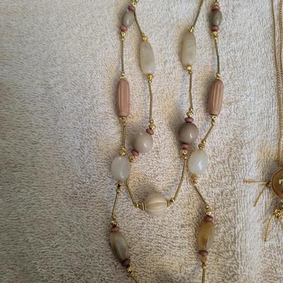 2 NECKLACES AND 2 PAIRS OF CLIP ON EARRINGS