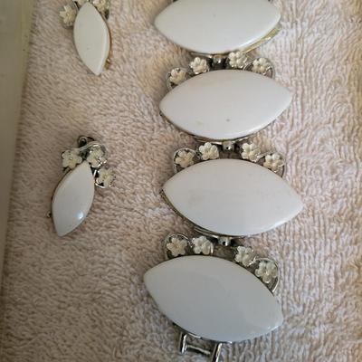 VINTAGE NECKLACE & EARRING SET PLUS FAUX PEARL NECKLACE
