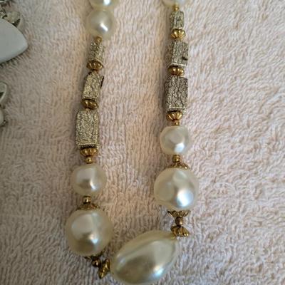 VINTAGE NECKLACE & EARRING SET PLUS FAUX PEARL NECKLACE