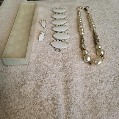 VINTAGE NECKLACE & EARRING SET PLUS FAUX PEARL NECKLACE