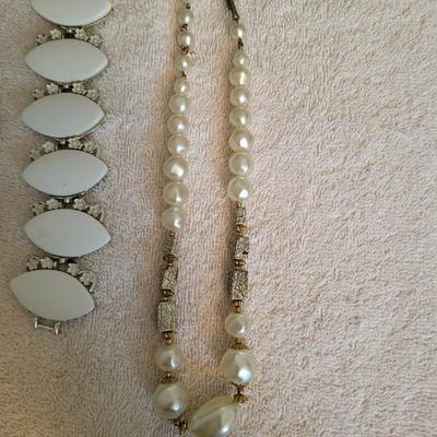 VINTAGE NECKLACE & EARRING SET PLUS FAUX PEARL NECKLACE