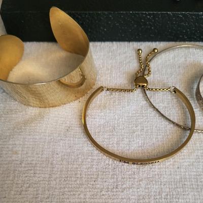 BRACELETS, EARRINGS AND A SLEEVE CLOSER
