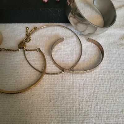 BRACELETS, EARRINGS AND A SLEEVE CLOSER