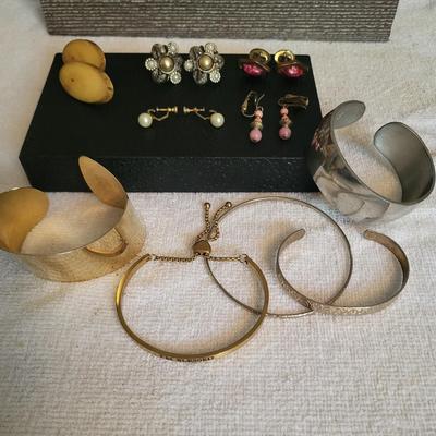 BRACELETS, EARRINGS AND A SLEEVE CLOSER