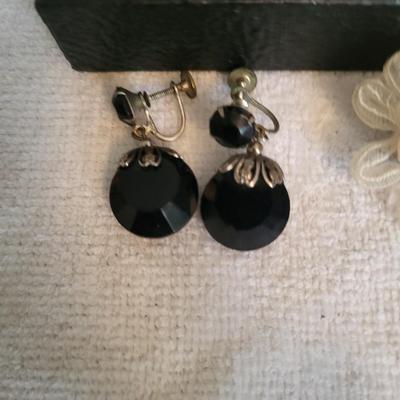 8 PAIRS OF SCREW BACK EARRINGS