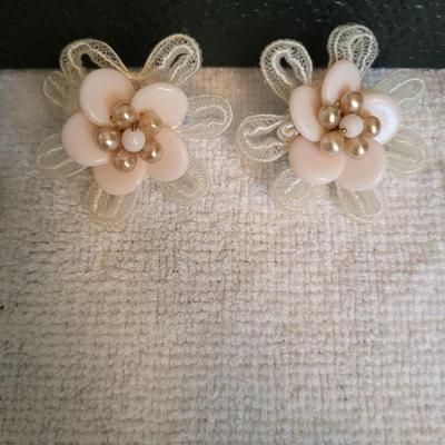 8 PAIRS OF SCREW BACK EARRINGS