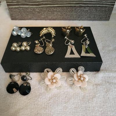 8 PAIRS OF SCREW BACK EARRINGS