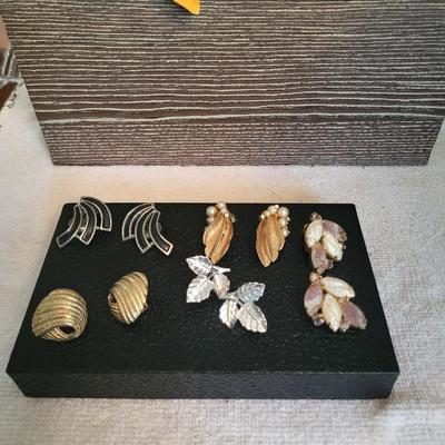 5 PAIRS OF VINTAGE CLIP ON EARRINGS