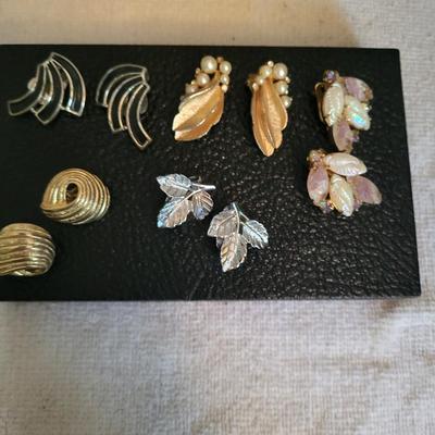 5 PAIRS OF VINTAGE CLIP ON EARRINGS