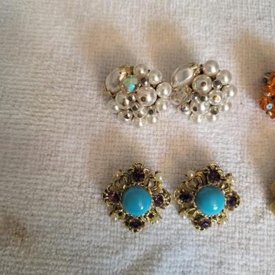 VINTAGE CLIP ON EARRINGS